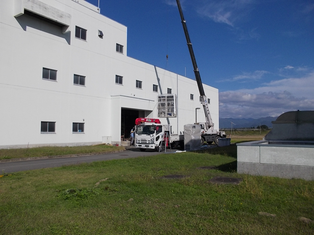 操作盤搬入の様子